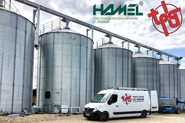 camion TPLG positionné devant des silos à grains avec le logo de la société hHAMEL et TPLG